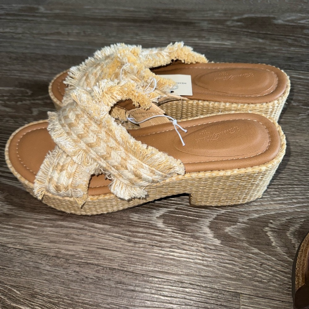 NWT Universal Thread Sally Platform Heels